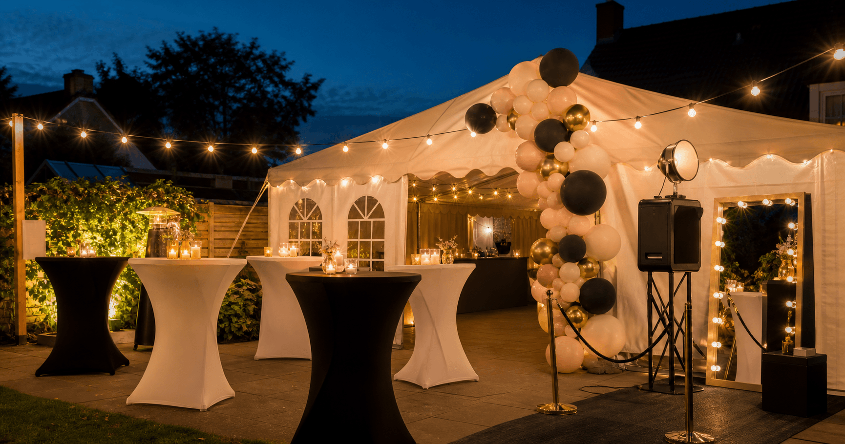 Luxe maar toegankelijke event styling met partytent, ballondecoratie, verlichting en photobooth